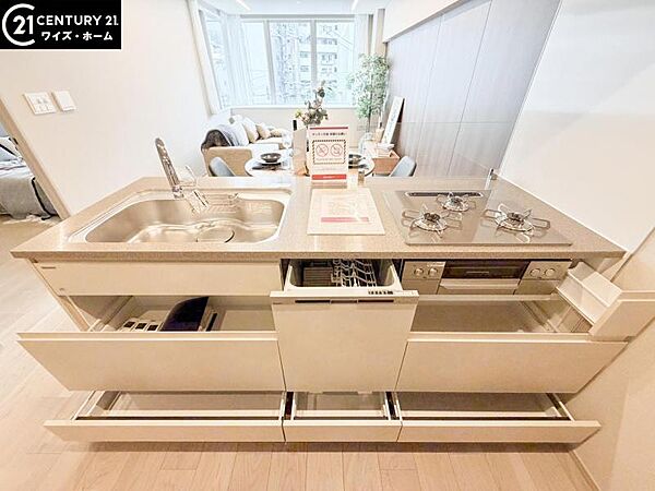 【キッチン】洗練されたカウンターキッチンが住空間の美意識を高める。開放感と上質な光が調和する、優雅で心満たされる暮らしを演出します。
