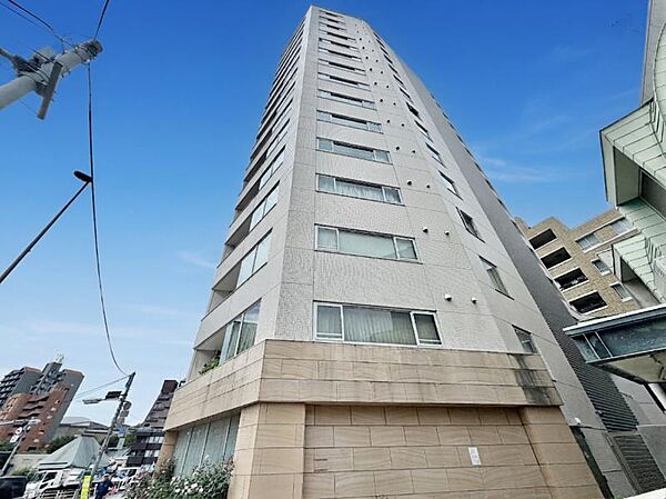 【外観】空へと伸びるシャープなライン。洗練された都市生活の象徴。