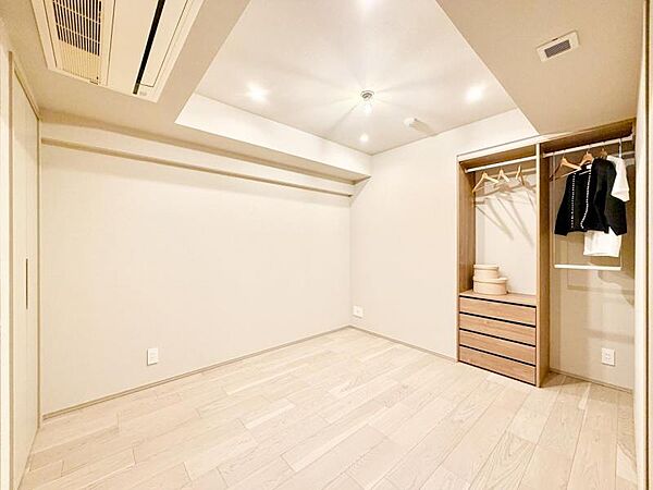 【洋室：5.6帖】シンプルで綺麗な形の居室は季節に合わせてインテリアを楽しみながらお住まいいただけます。