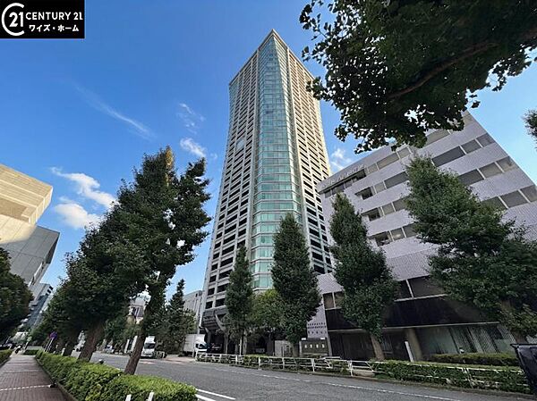 【外観】都心にそびえる洗練のタワー。街の景色を一望できる、圧倒的な開放感があります。