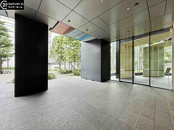 【エントランス】重厚な扉の向こうに広がる、プライベートな寛ぎへと続く道。