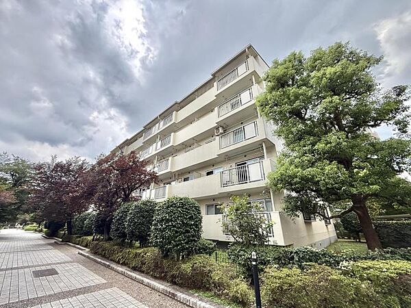 落ち着いた色合いで、周囲の街並みに馴染む外観です。