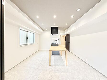 室内にたっぷりと光が差し込む、快適なリビングです。