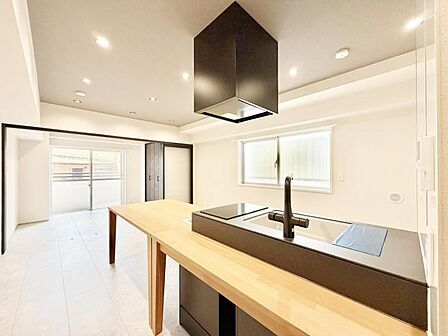 室内にたっぷりと光が差し込む、快適なリビングです。