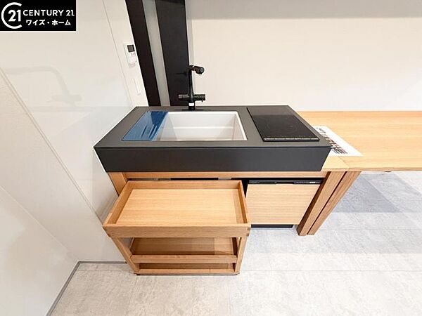 【キッチン】　収納スペースが豊富で、調理器具や食材もスッキリ片付きます。