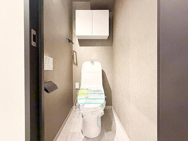 【トイレ】　清潔感のある内装。掃除のしやすさを重視した床材を使用しています。忙しい日々でも無理なく清潔さを保てます。