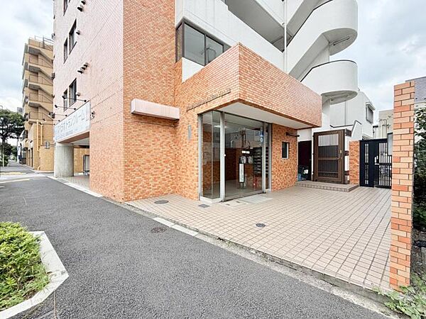 【エントランス】　しっかりと管理が行き届き開放感があり明るいマンションの顔