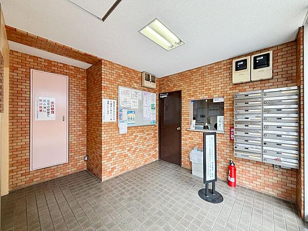 【エントランス】　清潔感のあるエントランス。住人同士のゆるやかな交流を育む場。