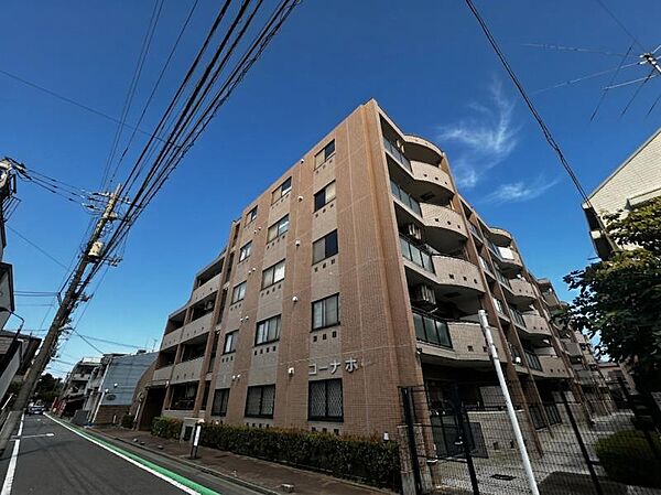 【外観】空へと伸びるシャープなライン。洗練された都市生活の象徴。