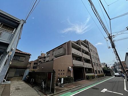 【外観】陽光をたっぷりと取り込む明るい住空間。圧迫感がなく街並みに馴染む落ち着いた佇まい。