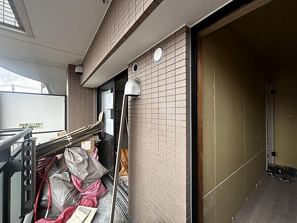 【バルコニー】バルコニーが南向きで、1日を通して日差しが気持ちよく射し込みます。