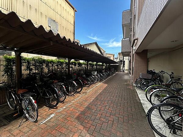 【駐輪場】敷地内に整理された駐輪場があり、愛車の保管に便利。