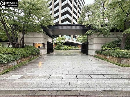 【エントランス】暮らしの質は入り口で決まる。開放感と防犯性を兼ね備えた意匠。