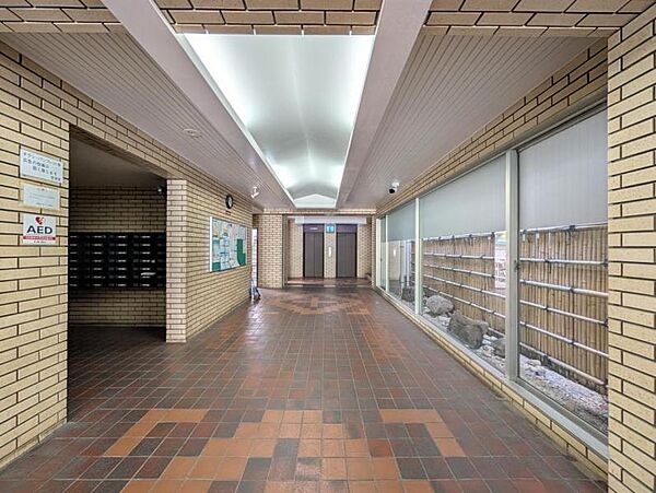 【エントランス】品格を感じさせる共用部の入口部分。