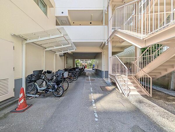 【駐輪場】屋根付き駐輪場で、雨の日も安心です。