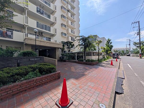 【エントランス】住まいへと続く落ち着いた導入空間。