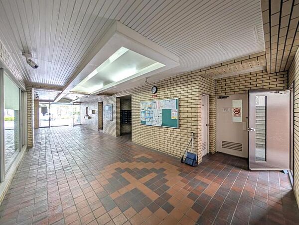 【エントランス】建物の印象を高める洗練された佇まい。