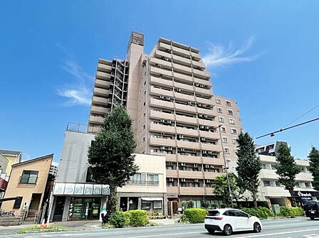 【外観】空へと伸びるシャープなライン。洗練された都市生活の象徴。