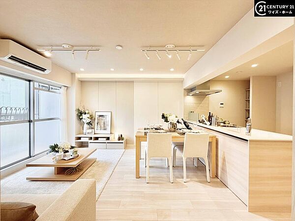 【LDK】心地よい採光が奥まで広がる、清潔感にあふれたスタイリッシュな室内空間。