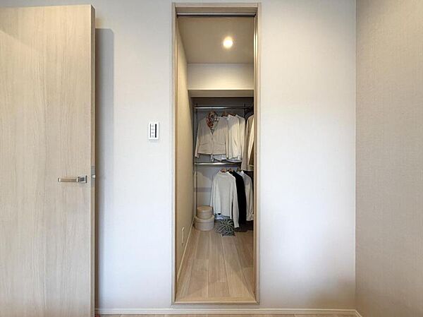【収納】WICや収納棚が付いて、荷物が多くてもスッキリと暮らせます。