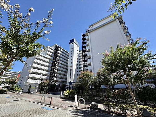 【外観】青空に映える重厚な佇まい。都心の喧騒を忘れさせる端正な外観。