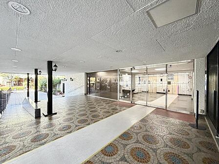 【エントランス】光注ぐロビーはこのマンションの魅力のひとつです。