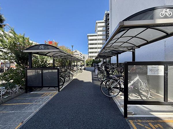 【駐輪場】屋根付きの駐輪スペースがあり、雨の日も安心です。