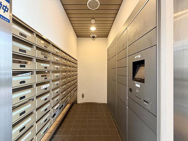 【エントランス】荷物の受け取りに便利な宅配ボックスを完備しています。
