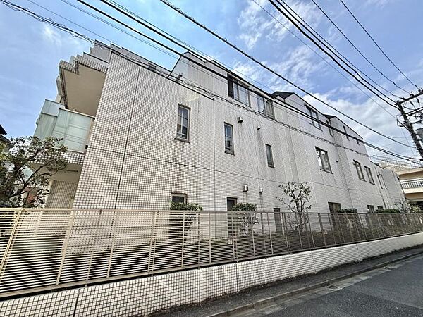 【外観】個性を感じる設計で印象に残る佇まい。