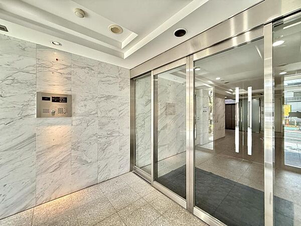 【エントランス】訪れる人を穏やかに迎え入れる空間。