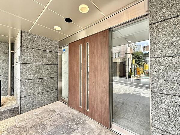 【エントランス】建物の印象を高める洗練された佇まい。