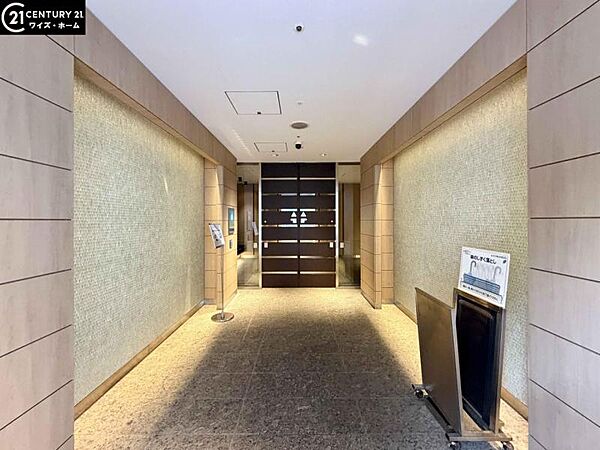 【エントランス】管理の良さが一目でわかる、清掃の行き届いた開放的なエントランス。