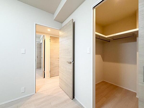 【収納】　大きなWICが完備。衣類や大きな家電などをマルチに収納できて住空間をより広げてくれます。