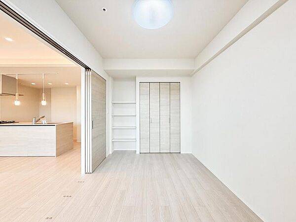 【洋室：6.0帖】　リビングと隣り合う洋室。趣味の部屋にもお子様の部屋にも出来る汎用性があります