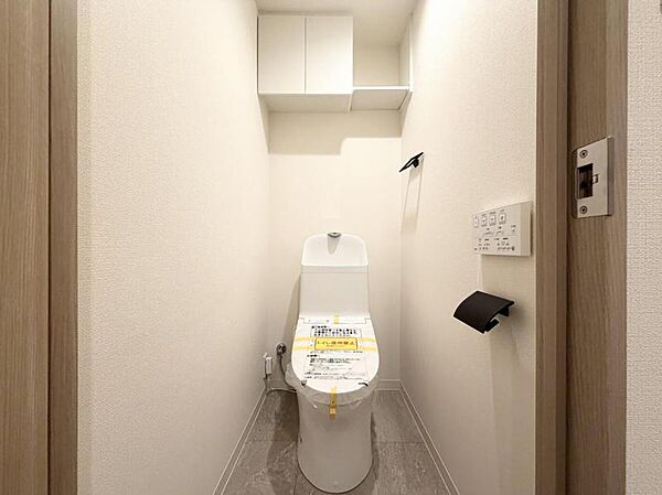 【トイレ】白を基調とした清潔感あふれる空間となっております。