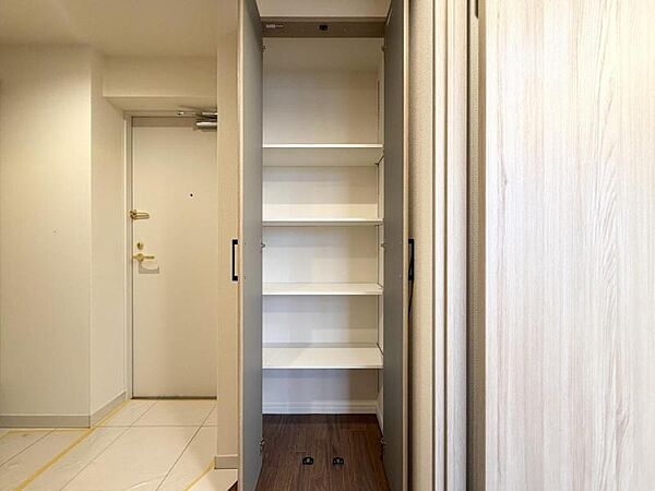 【収納】廊下にも便利な棚収納が備わり、住空間をより効率よく使えます。