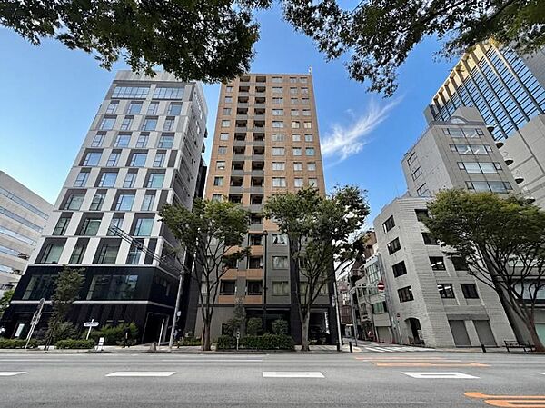 【外観】空へと伸びるシャープなライン。洗練された都市生活の象徴。