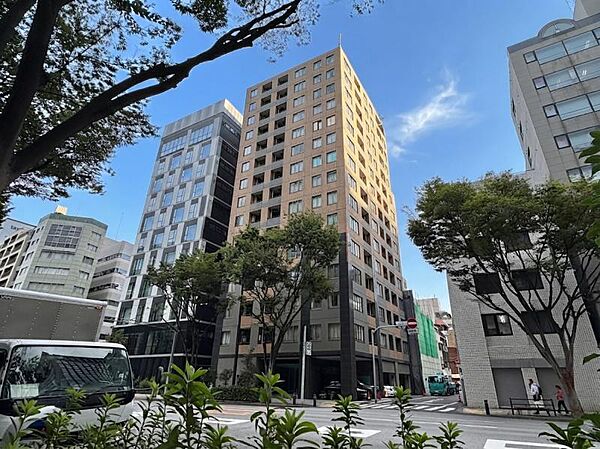 【外観】周囲の街並みと調和する落ち着いた色調。上質な日常を予感させる。