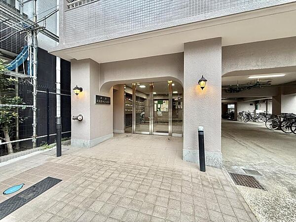 【エントランス】住まいへと続く落ち着いた導入空間。