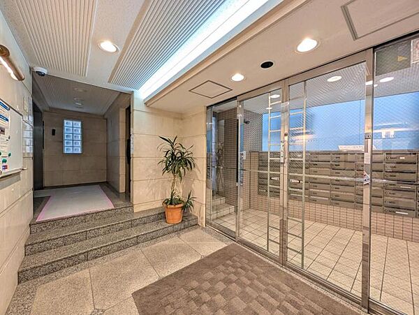 【エントランス】管理の行き届いた清潔な空間。