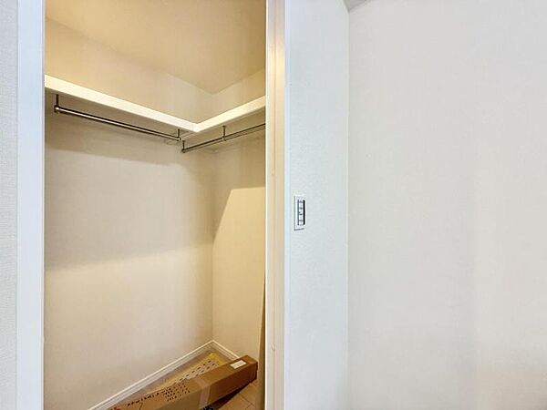 【収納】大きなWIC完備。衣類や大きな家電などをマルチに収納できて住空間をより広げてくれます。