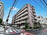 外観：【外観】周囲の街並みと調和する落ち着いた色調。