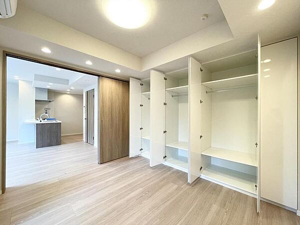 【洋室：6帖】リビングと隣り合う洋室。趣味の部屋にもお子様の部屋にも出来る汎用性があります。