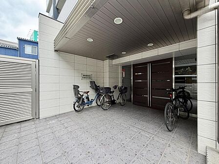 【エントランス】穏やかな日常の入り口。広々とした空間が日々の快適さに繋がります。
