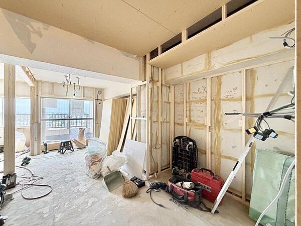 【収納】リビングにも便利な棚収納が備わり、住空間をより効率よく使えます。
