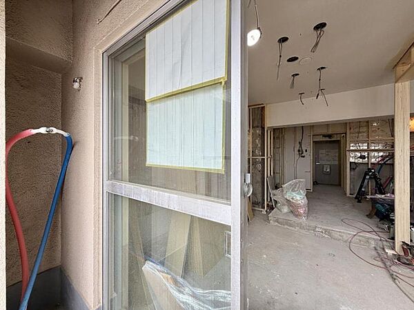 【バルコニー】バルコニーが南向きで、1日を通して日差しが気持ちよく射し込みます。