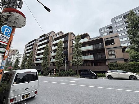 【外観】街の景観に品よく溶け込む佇まい。