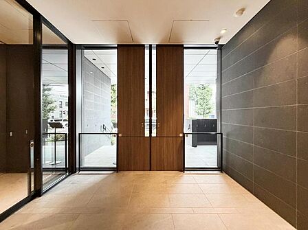 【エントランス】居住者を迎える上品な空間です。