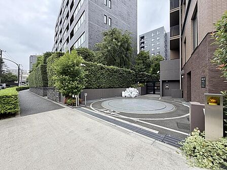 【駐車場】建物に隣接し、雨の日も移動がスムーズです。