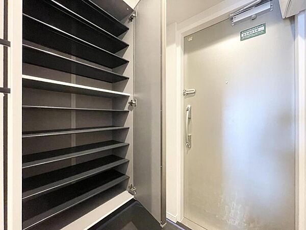 【収納】玄関には収納もたっぷりあるのでスッキリした衛生的な空間を保てそうです。